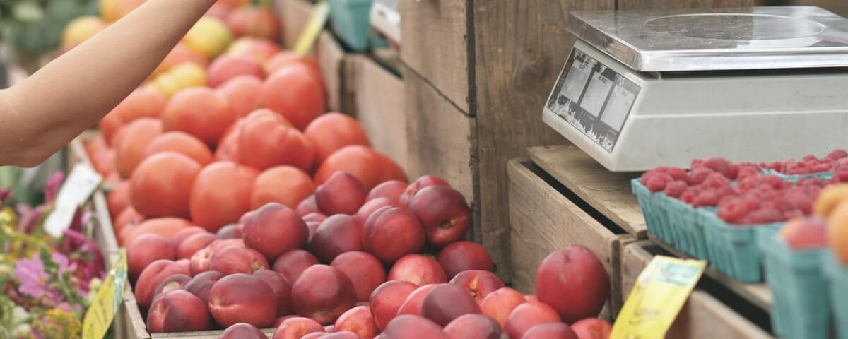 Image of fresh apples neatly displayed in a market, showcasing vibrant colors and healthy produce.